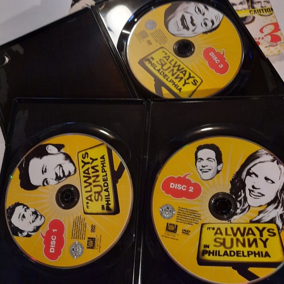 It's Always Sunny in Philadelphia: Complete Seasons 1, 2 and 3 DVD - Picture 3 of 8